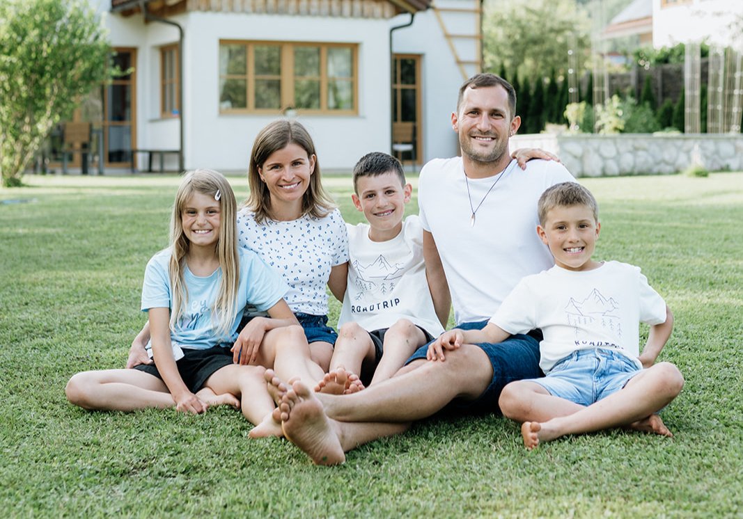 Familienfotografie im Grünen – Familie mit Kindern bei einem entspannten Familienshooting