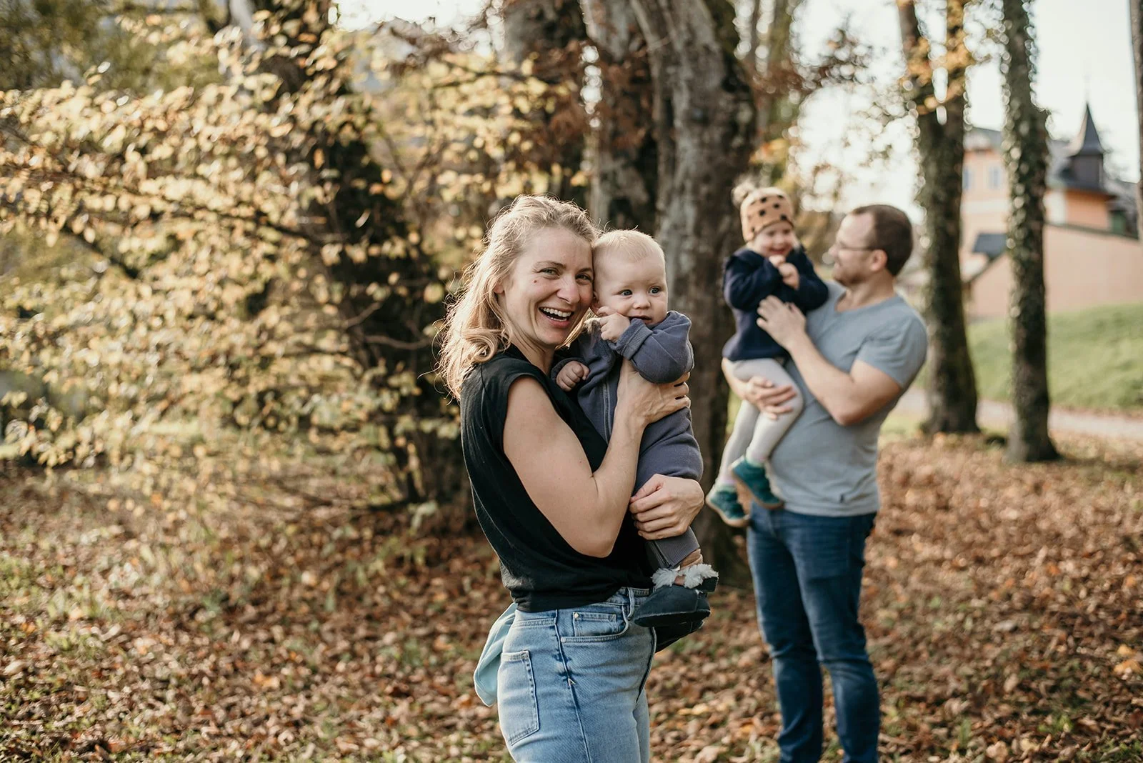 Natürliches Familienshooting im Herbst – Eltern mit Kleinkindern im Freien