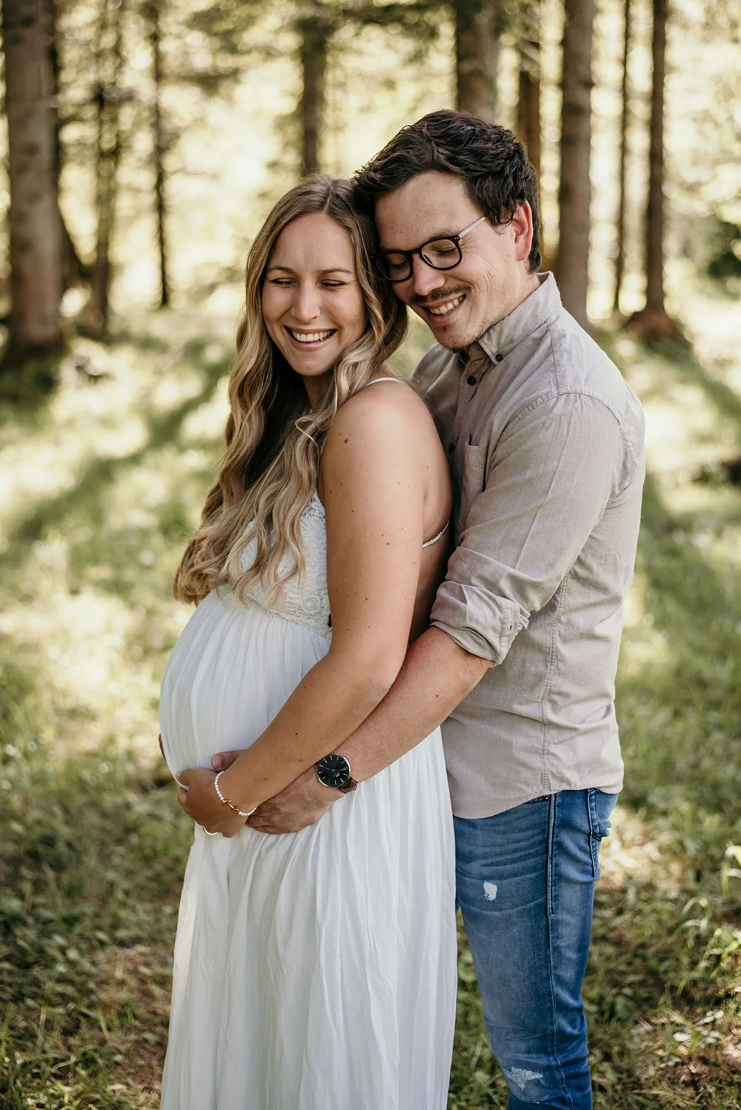 Babybauchshooting mit Paar im Wald – natürliche Babybauchfotografie im Salzkammergut