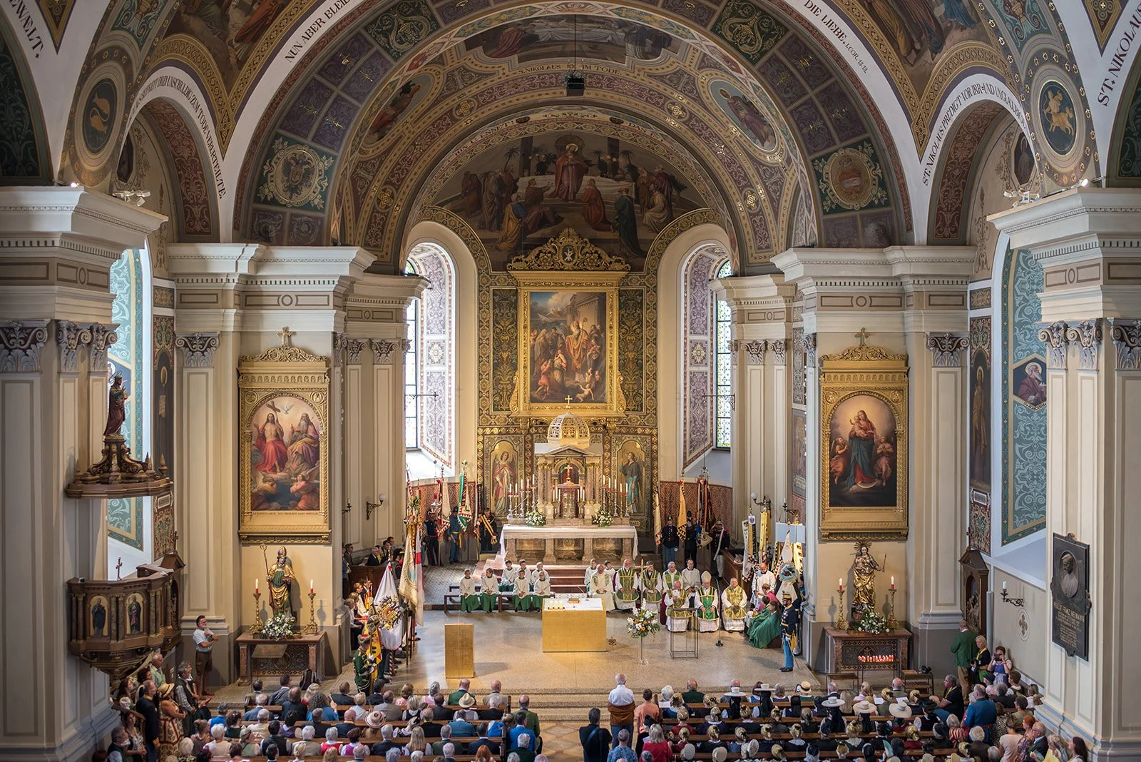 Katholische Liturgie in der Kirche – festliche Messfeier im Kirchenraum