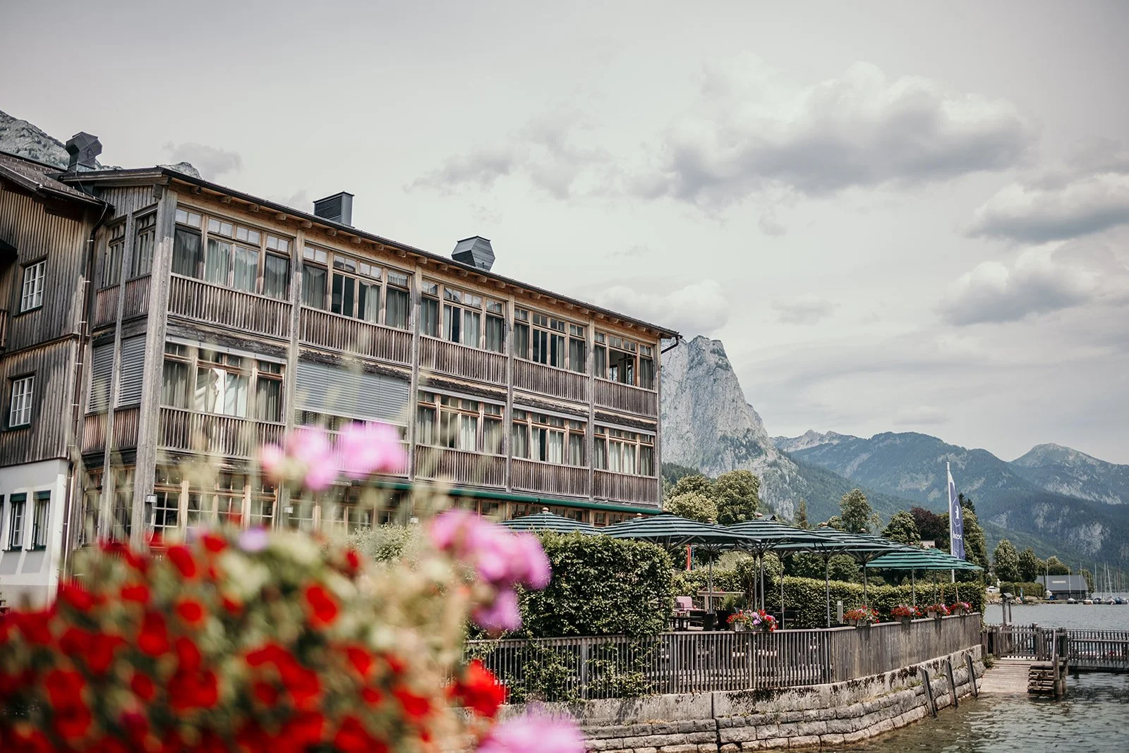 Seehotel Grundlsee Außenansicht am See – elegante Hochzeitslocation im Salzkammergut