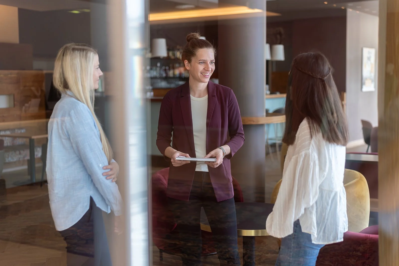 Businessfotografie – Team im Gespräch bei informellem Meeting