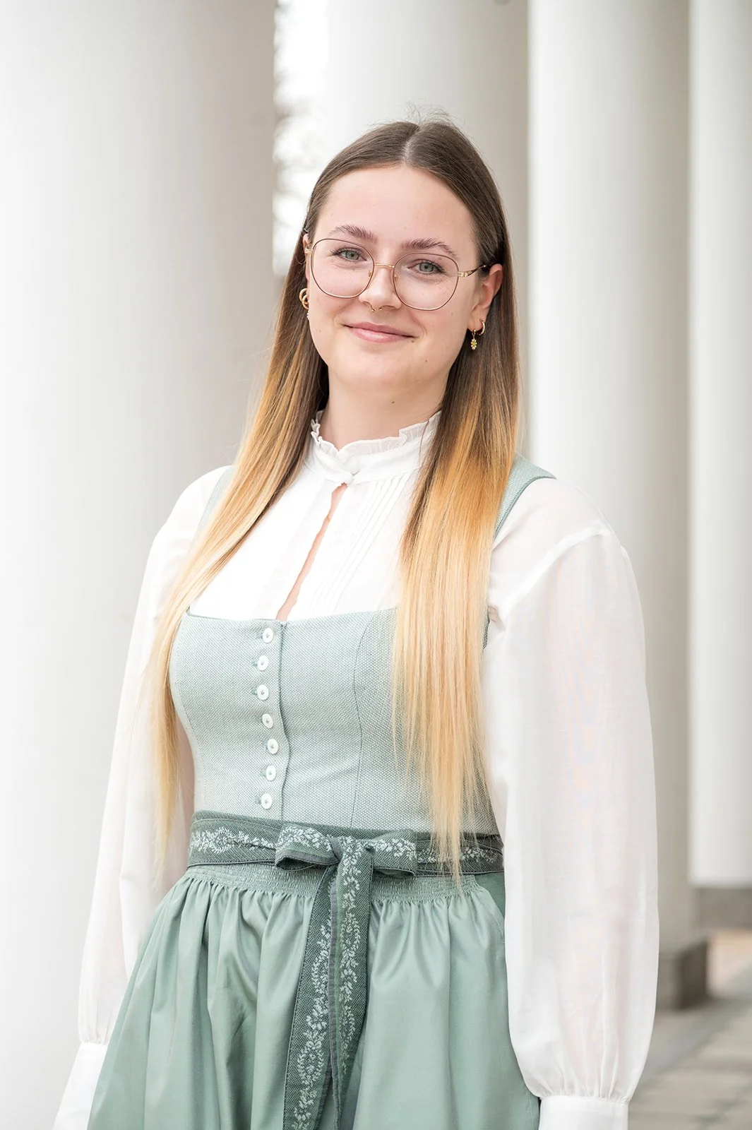 Businessportrait einer jungen Frau im Unternehmenskontext