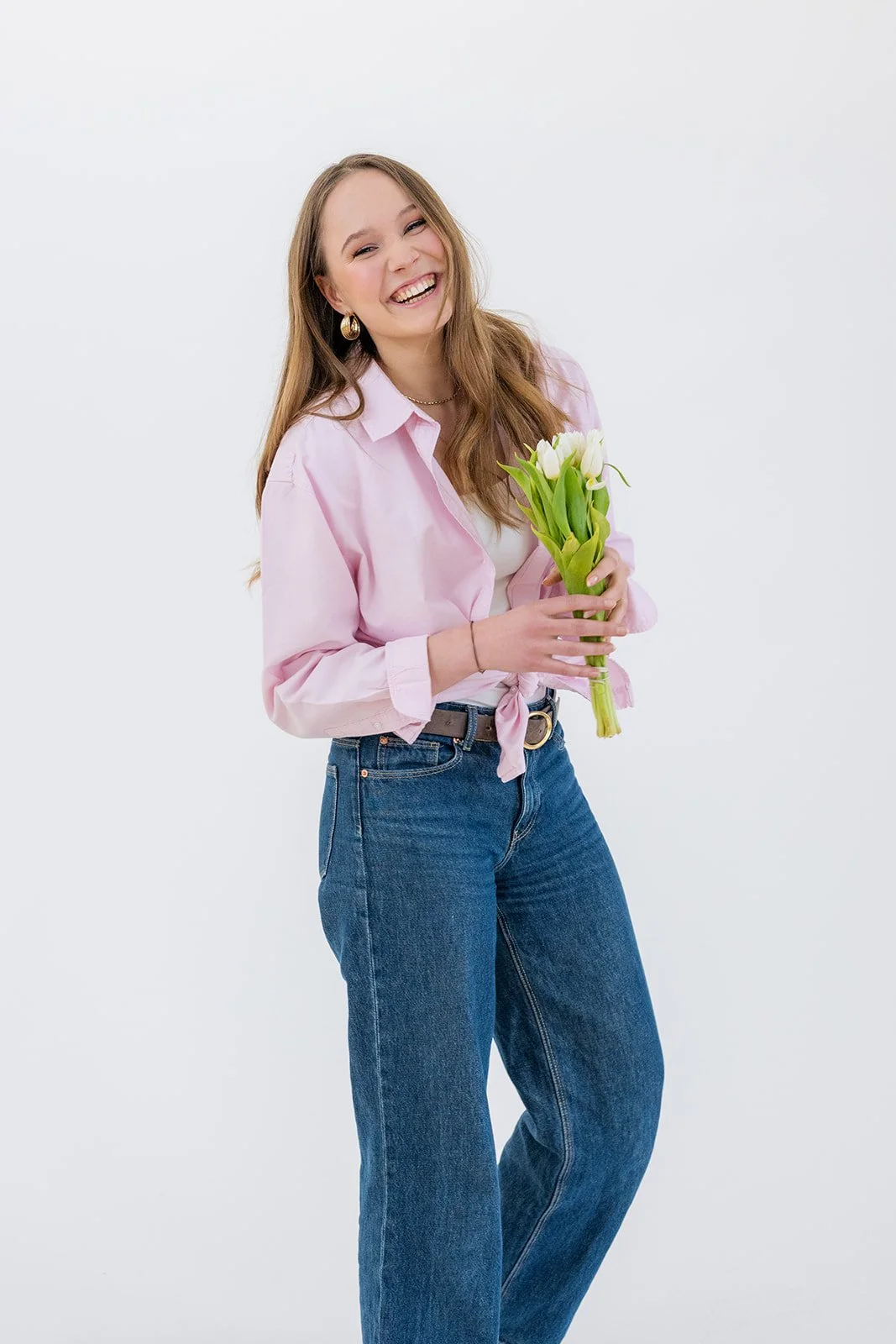 Studio Portrait einer jungen Frau in Bad Ischl mit professioneller Lichtsetzung und ruhigem Hintergrund