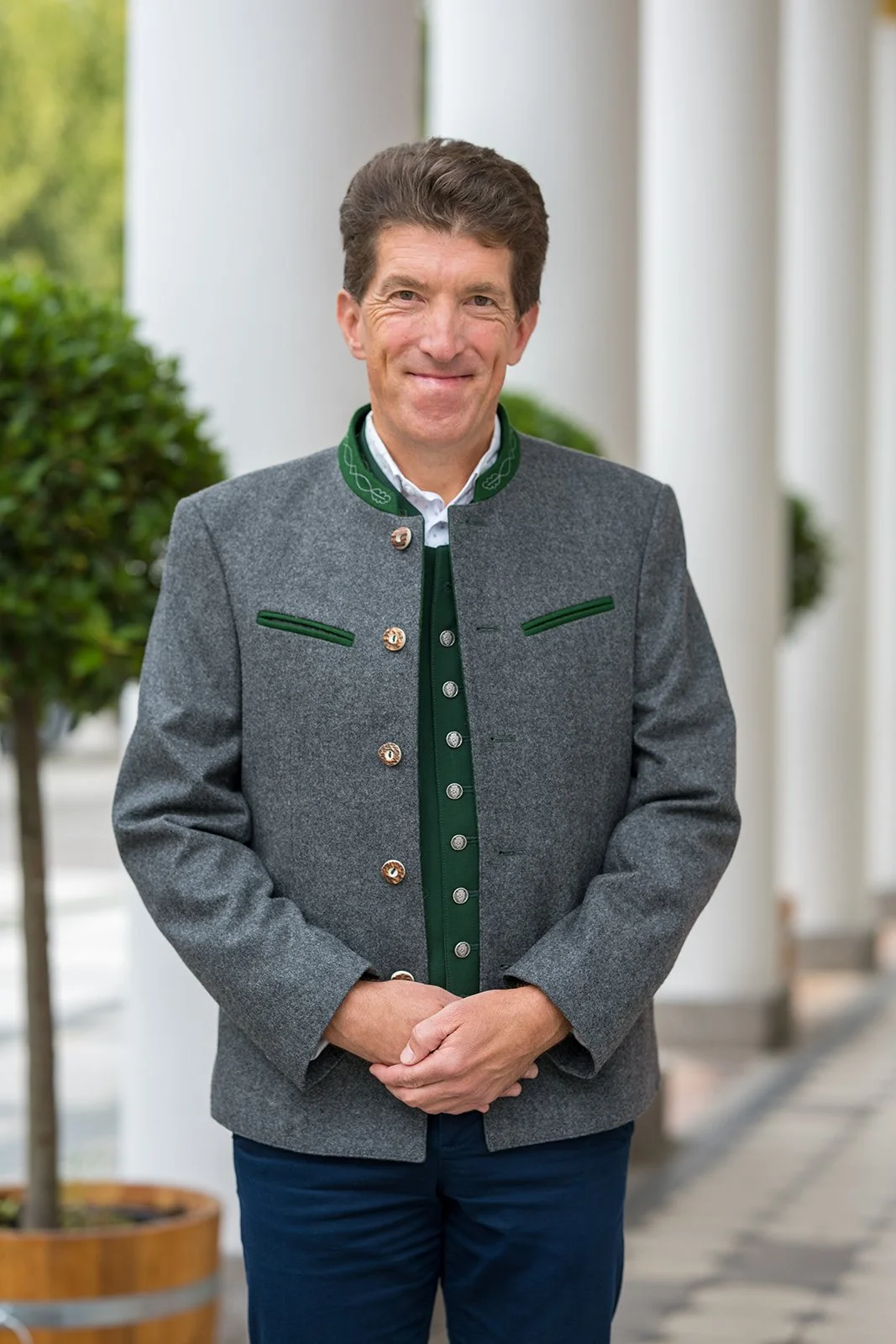 Businessportrait eines Mannes in Tracht vor Säulen – professionelle Unternehmensfotografie