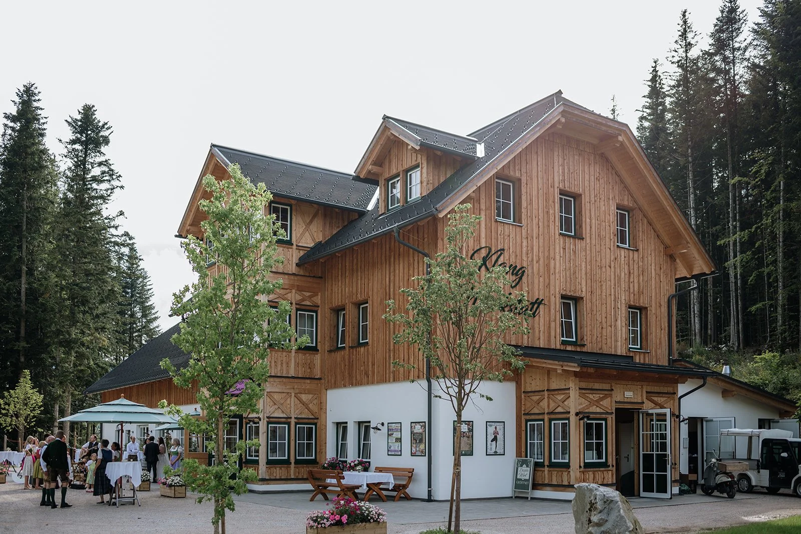 Narzissendorf Zloam Klangwerkstatt Außenansicht – Hochzeitslocation im Salzkammergut