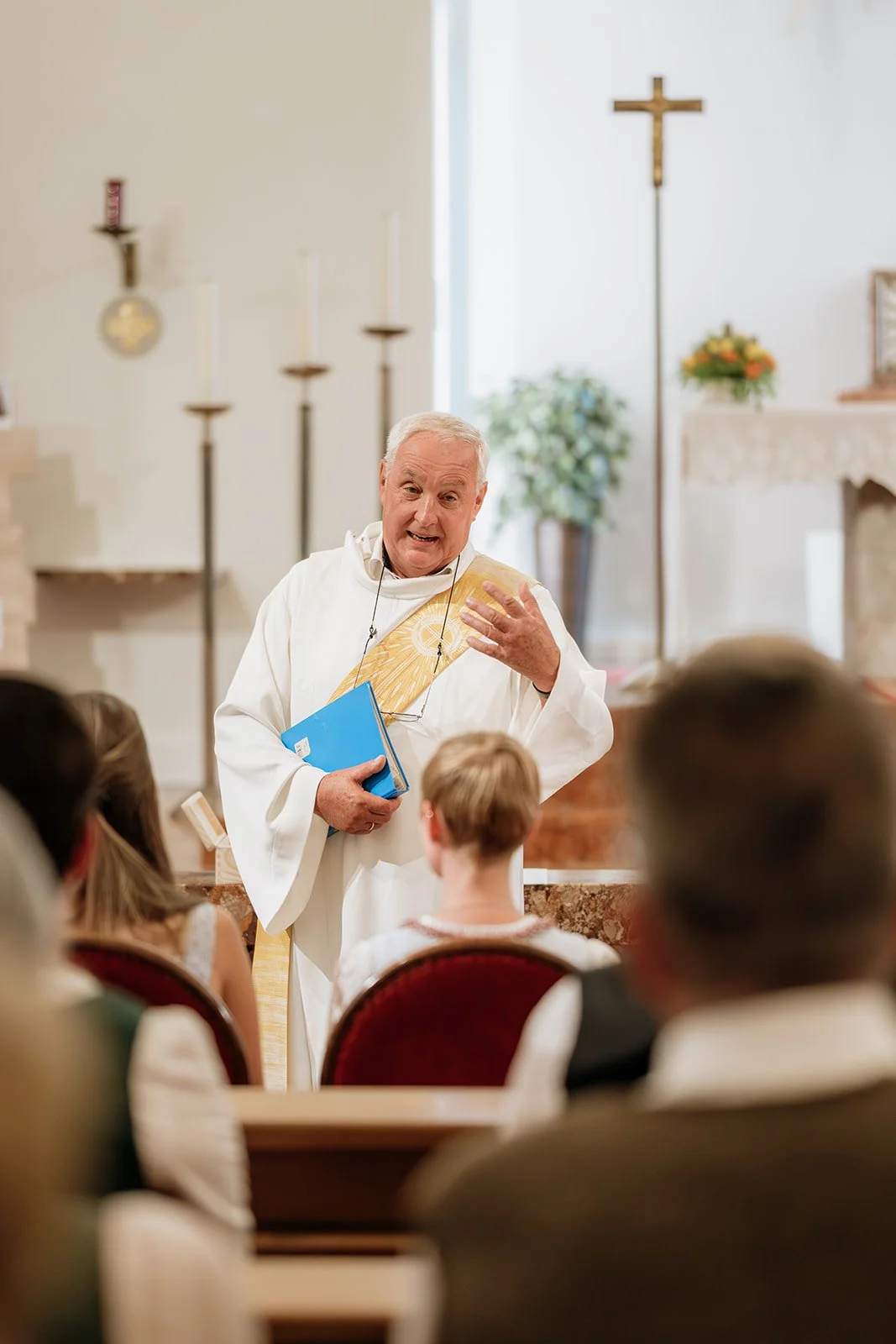 Fotografische Begleitung einer Taufe – Diakon spricht während der Tauffeier in der Kirche