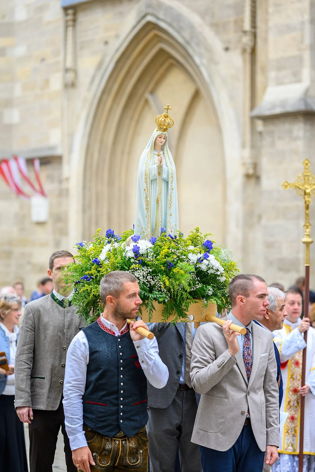 Gekrönte Marienstatue bei einer traditionellen katholischen Prozession in Wien