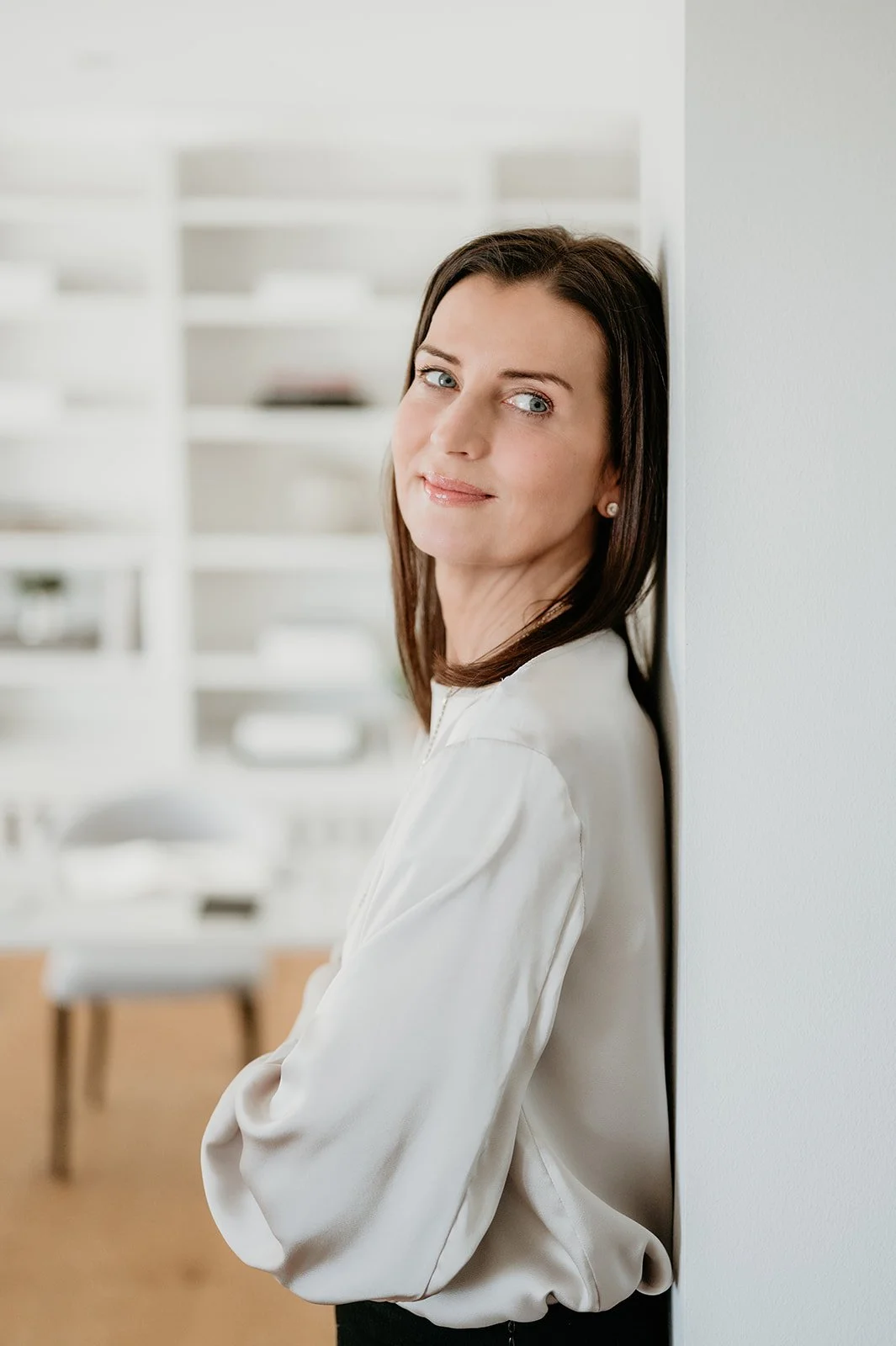 Businessportrait einer Frau in hellem Büro – authentische Portraitfotografie