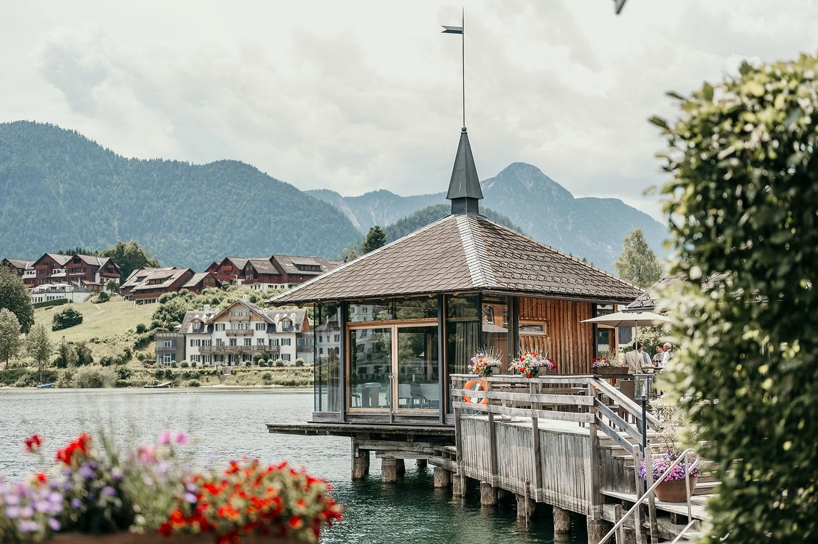 Pavillon im Seehotel Grundlsee für standesamtliche Trauung über dem Wasser – Hochzeitslocation im Salzkammergut