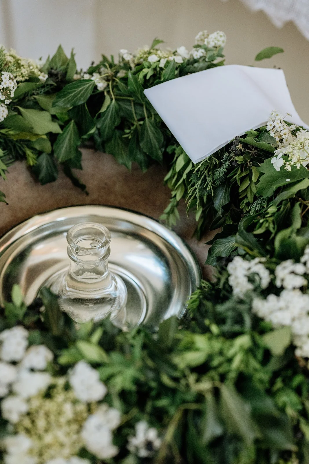 Taufwasser und Taufschale – Detailaufnahme bei einer Taufe in der Kirche