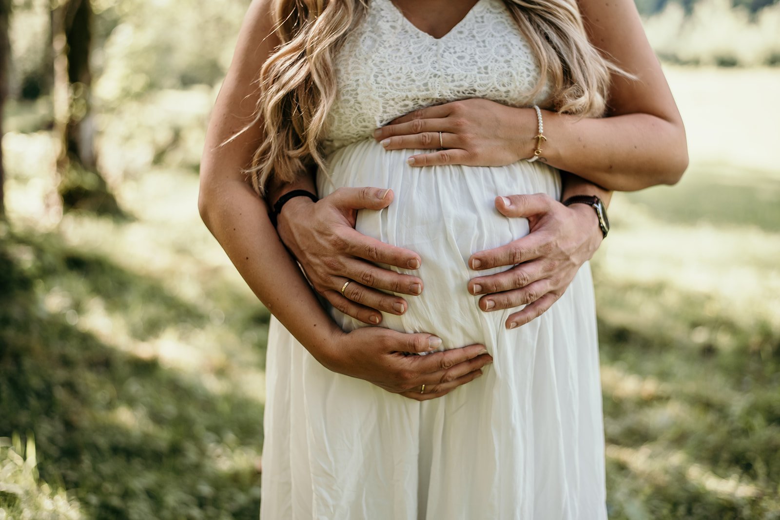 Detailaufnahme Babybauch – Babybauchfotografie natürlich und zeitlos