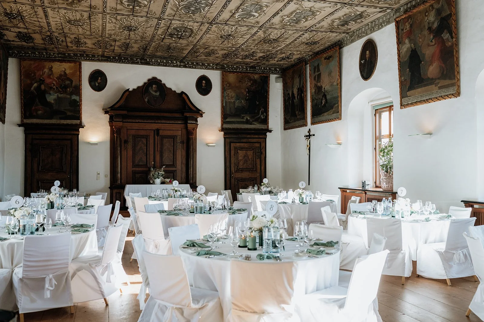 Klostersaal Traunkirchen Innenraum mit Hochzeitsdeko auf den Tischen – elegante Hochzeitslocation im Salzkammergut