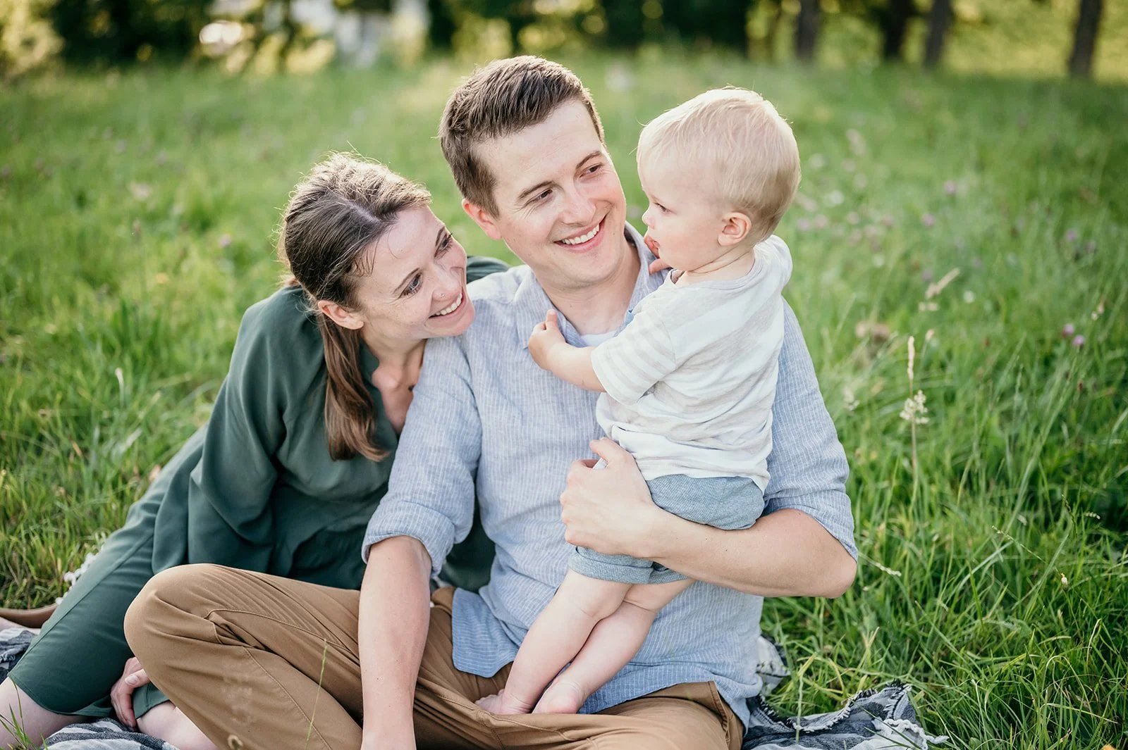 Familienfotografie im Freien – Eltern mit Kleinkind bei einem entspannten Familienshooting