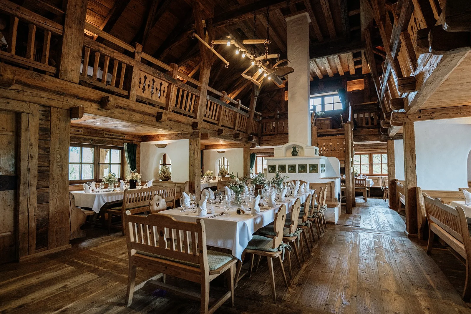 Laimer Urschlag Innenansicht mit Hochzeitsdeko und festlich gedeckten Tischen – Hochzeitslocation im Salzkammergut