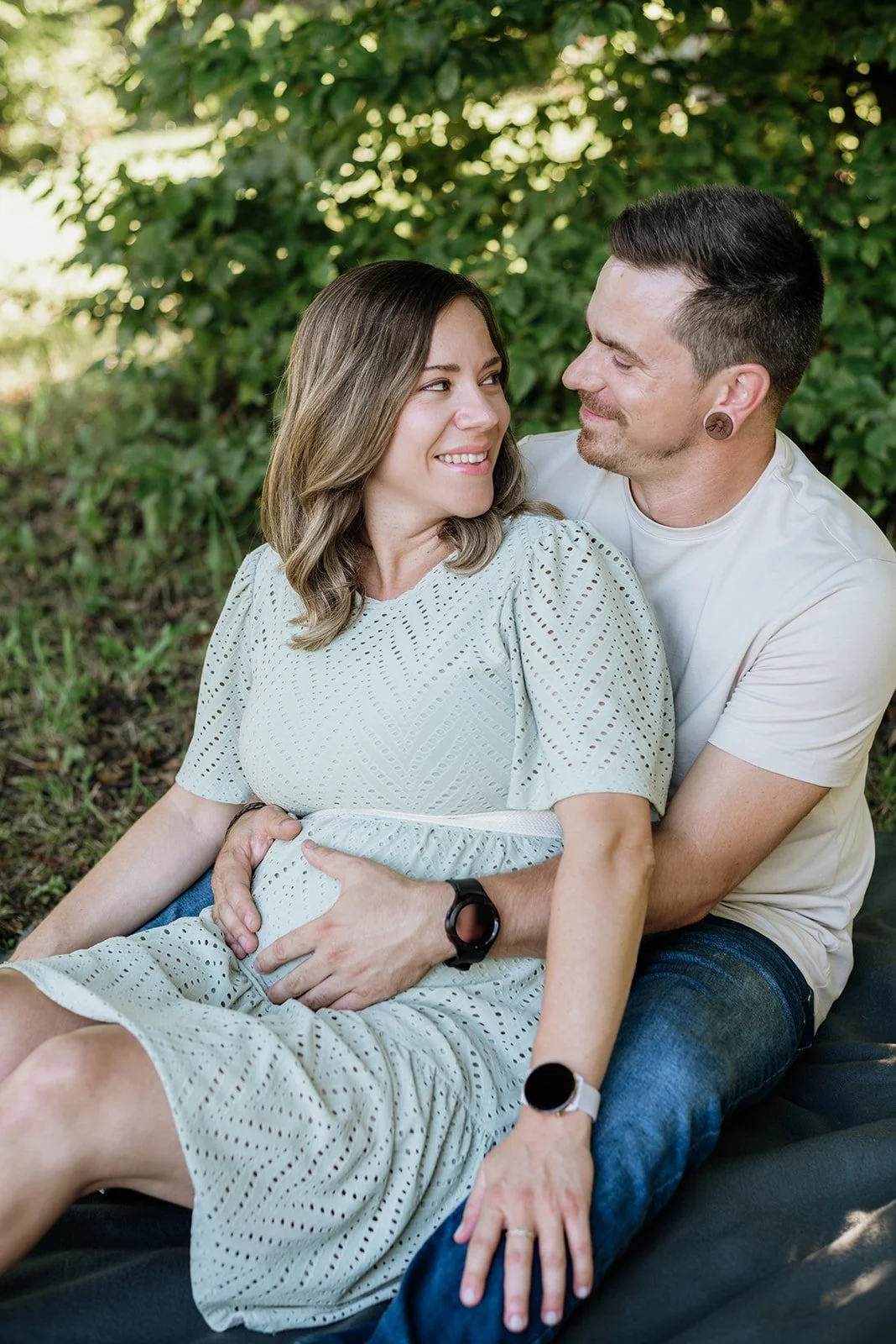 Natürliches Babybauchshooting mit Paar im Grünen – Babybauchfotografie im Salzkammergut