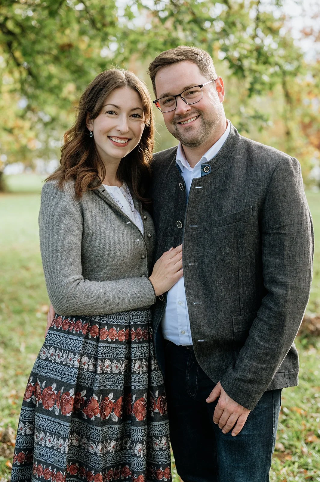 Paarfotografie in Bad Ischl im Salzkammergut – natürliches Paarshooting im Grünen