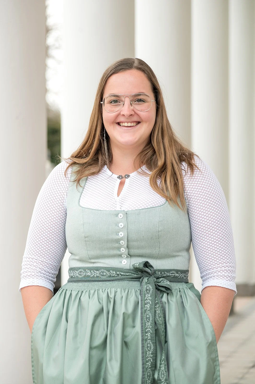 Businessportrait einer Frau in Tracht – authentische Teamfotografie
