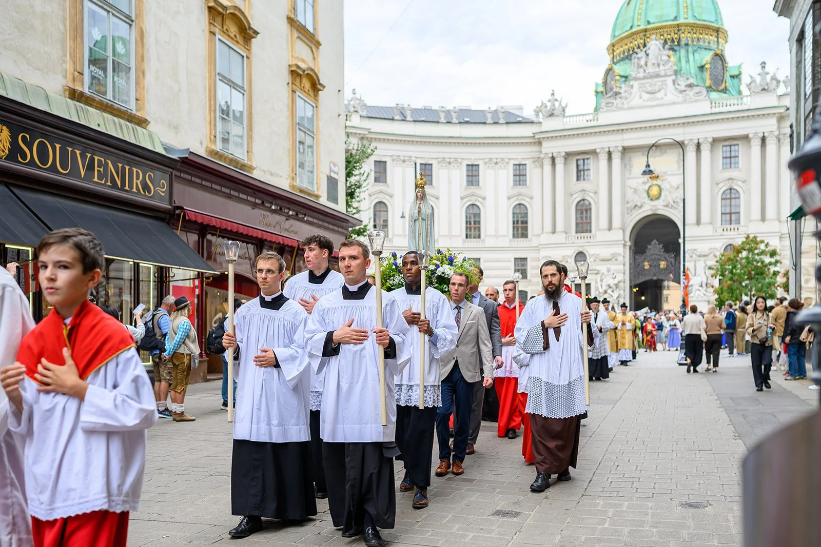 Marienprozession mit Ministranten und Fatima-Statue vor der Wiener Hofburg