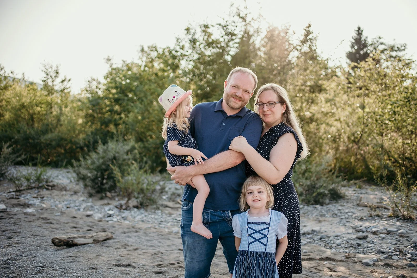 Familienporträt im Grünen – Familie mit Kindern bei einem entspannten Familienshooting