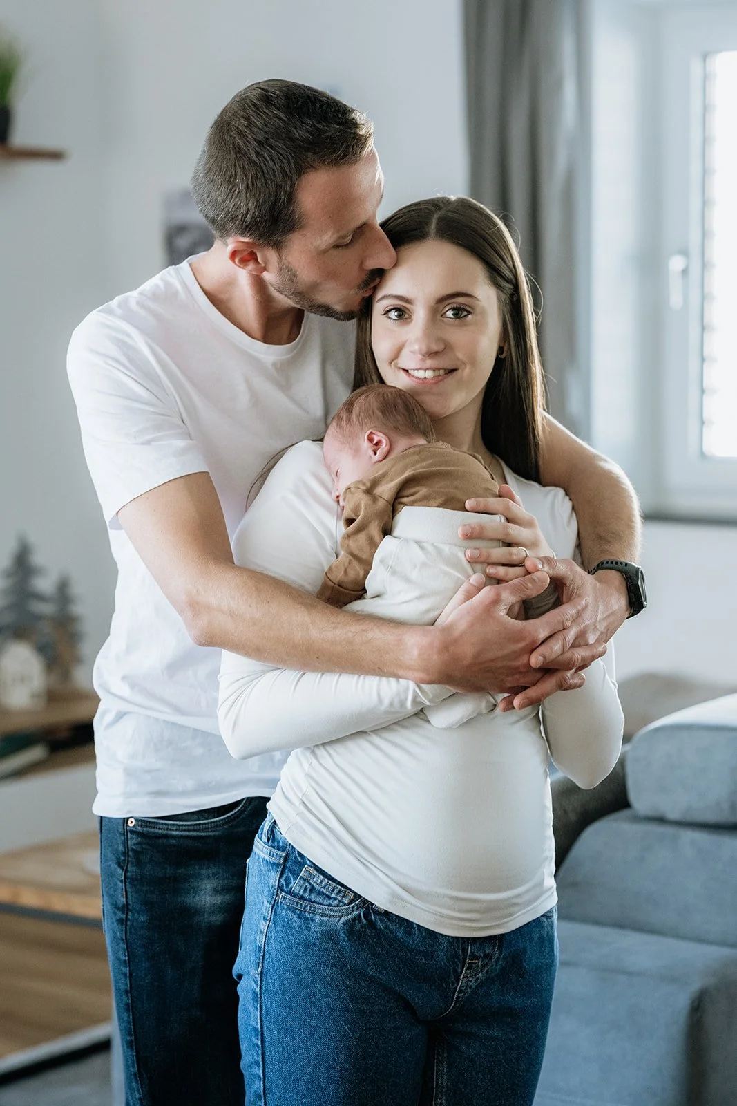 Newbornshooting zuhause mit Eltern – natürliche Familien- und Neugeborenenfotografie