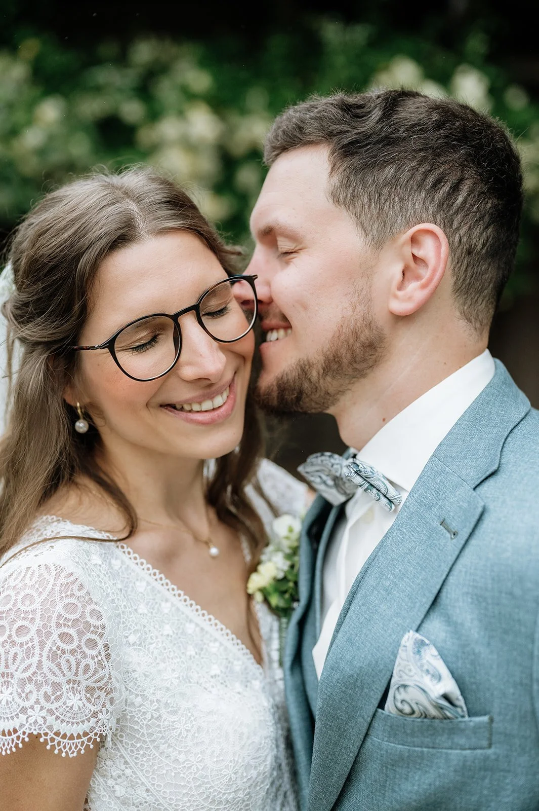 Ein Brautpaar bei einer Hochzeit, lächelnd und innig umarmend