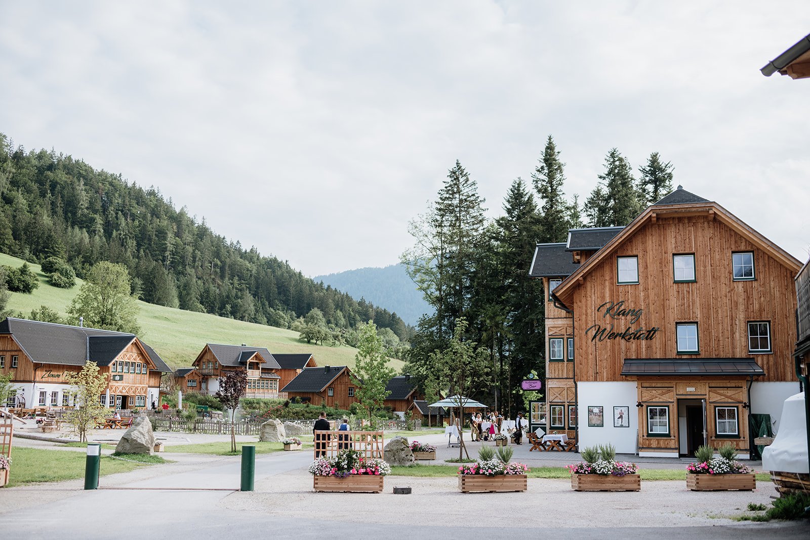 Klangwerkstatt im Narzissendorf Zloam Außenansicht – moderne Hochzeitslocation im Salzkammergut