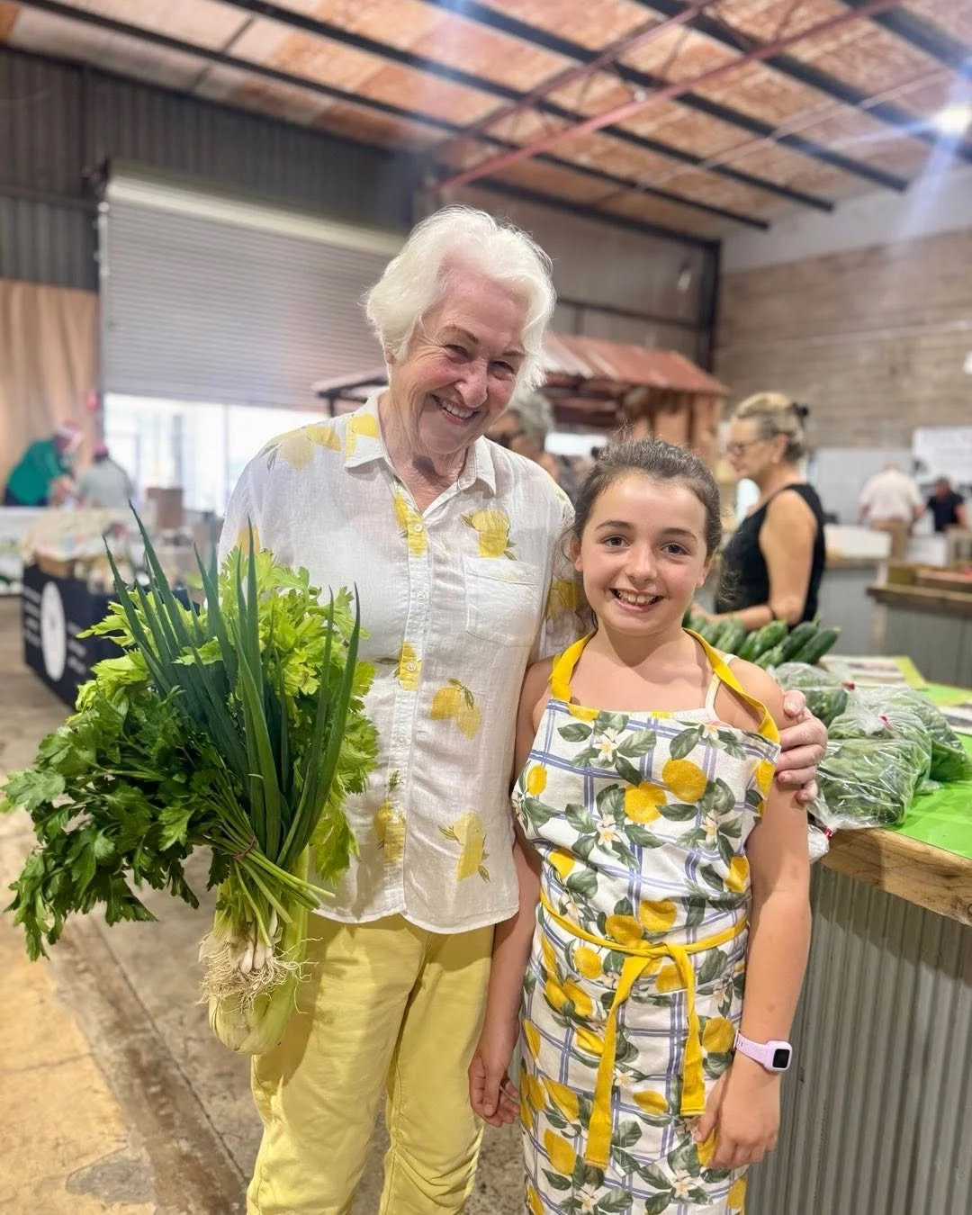 When the girls at the Growers Hub Lemonade Stand spot a matching customer 💛🍋 #twinning #farmersmarkets #lemonadestand #kidscafe #waggawagga #cute