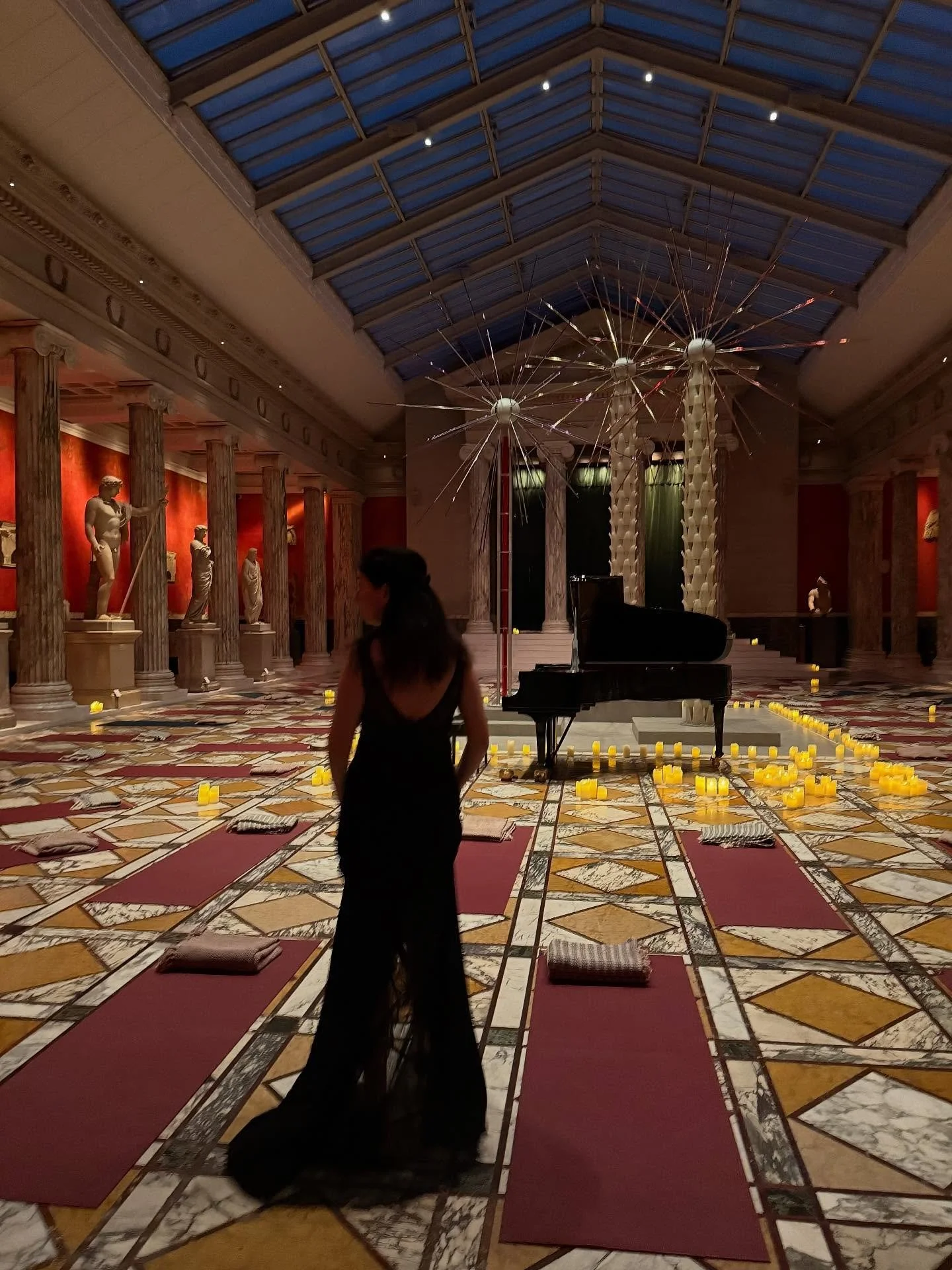Tusind tak til alle der kom til mine Fordybelseskoncerter i går på @glyptoteket ❤️✨🎶🕯️ at lave de her koncerter er en drøm jeg har haft længe - at opleve samværet med publikum i stilhed, uden klapsalver, mens folk kan