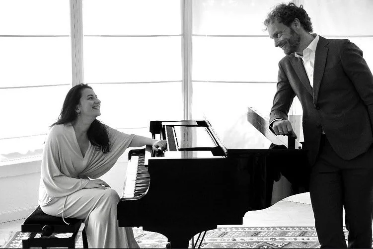 20 years apart ❤️🥹😅👉 20 &aring;r imellem de to billeder taget af den samme fotograf @gormvalentin 🙌 

@tokemoldrup og jeg m&oslash;dtes p&aring; konservatoriet, da vi var 20 og med det samme f&oslash;lte p&aring; b&oslash;lgel&aelig;ngde - 
og i 