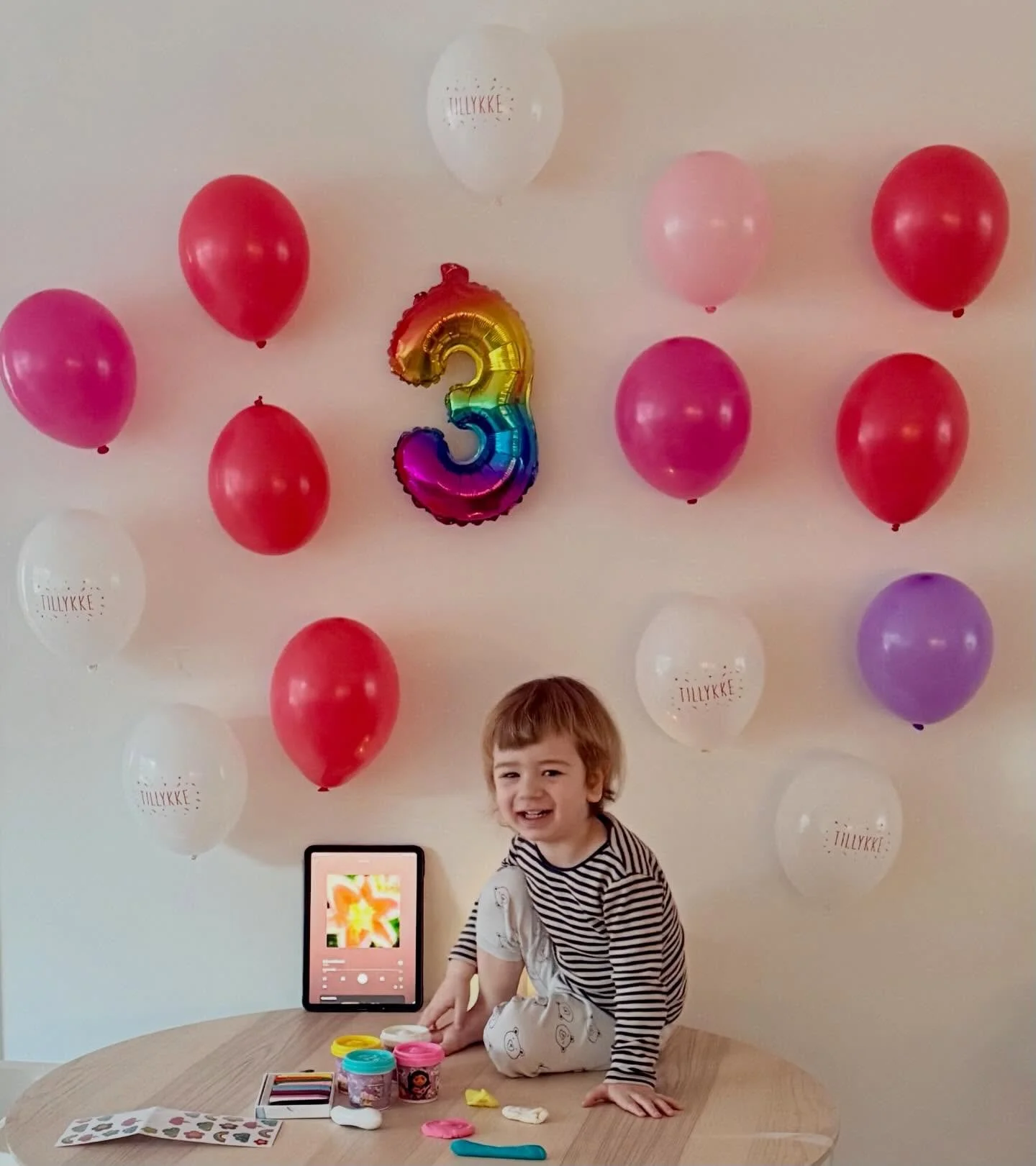 3 &aring;r i dag 🥰😍🤩🥳

Vi fejrer dette vidunderlige v&aelig;sen midt i modellervoksregnbuer, byggemagneter, magiske busser og masser af rosiner 🌈

Efter 42 &aring;r uden b&oslash;rn blev jeg mor. Jeg har oplevet mange initiationer i mit liv, men