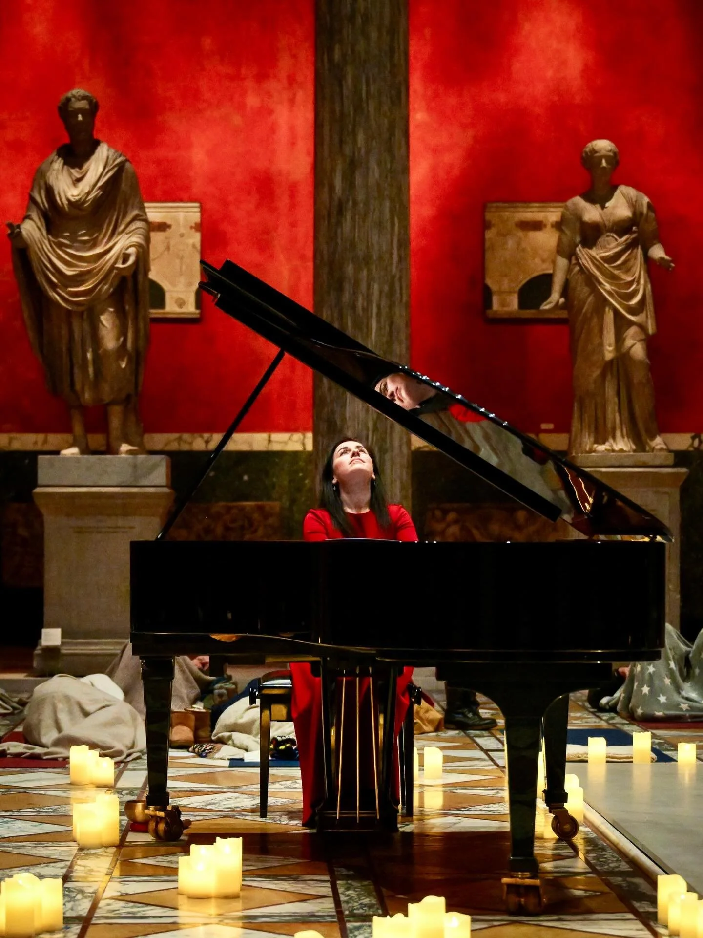 Det g&oslash;r mig simpelthen s&aring; glad at f&aring; tilsendt de her billeder efter koncerterne 🥹🥰🙏👉
Nogle af mine yndlings&oslash;jeblikke fra Fordybelseskoncerterne ❤️

Tusind tak til @banckp for at have fanget dem ✨

#pianist #fordybelsesko