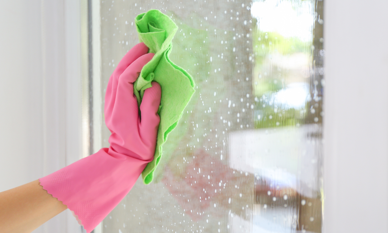 No More Windex! A Natural Alternative For Spotless Mirrors