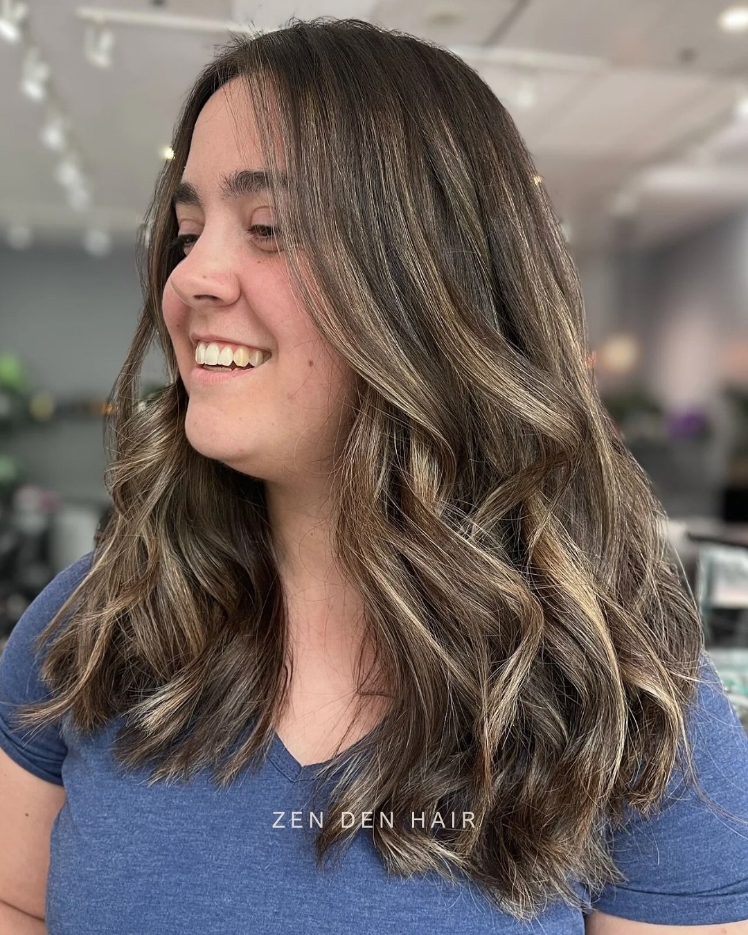 A dimensional brunette with soft, sun-kissed highlights, a natural root melt, and low-maintenance grow-out by @alysonthehairstylist 

The Breakdown: 

Root melt: 7-0 (natural medium blonde) + 10g 7-1 (ash tone) with @schwarzkopfcan Igora Vibrance for