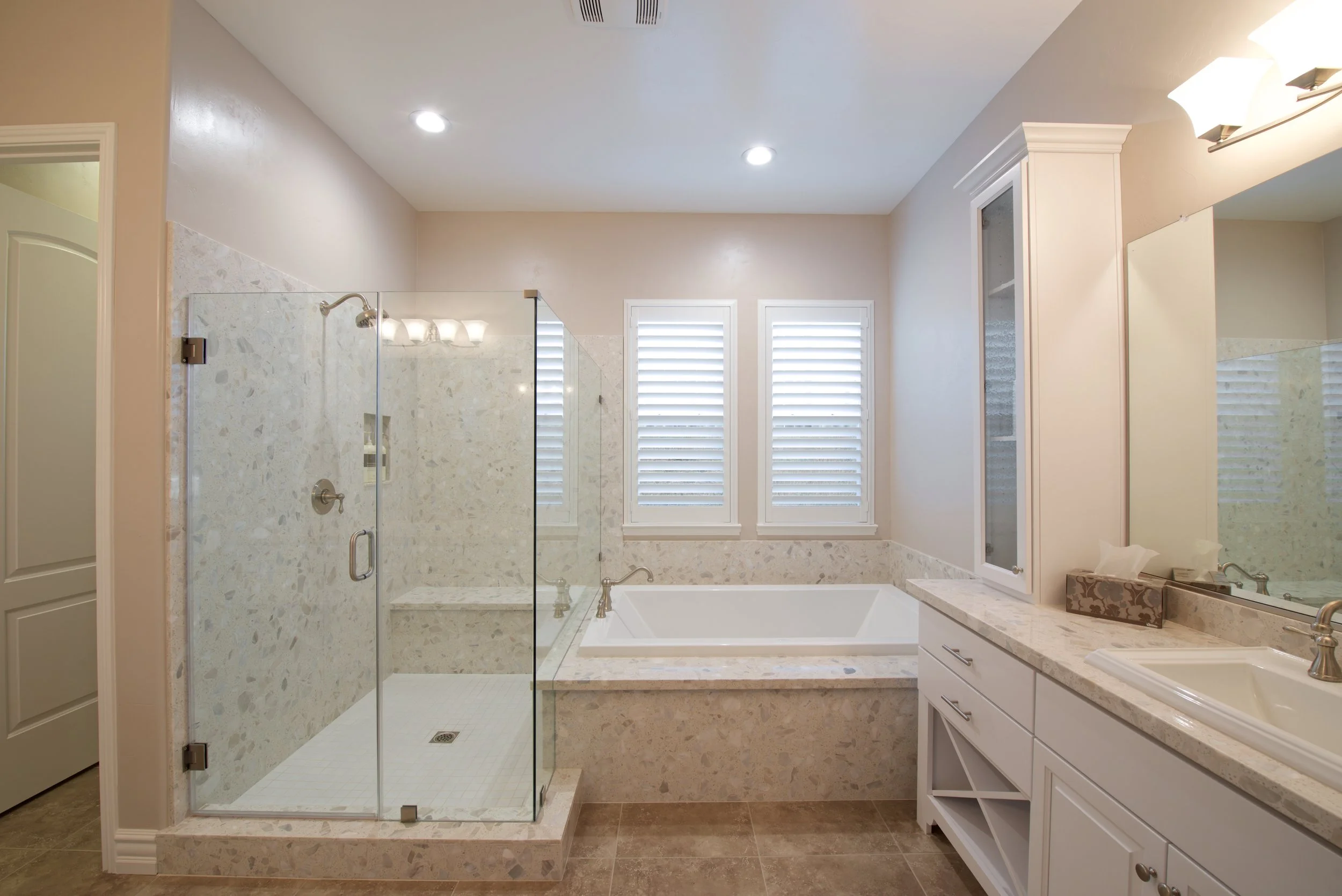 15 Bath master shower_tub.jpg