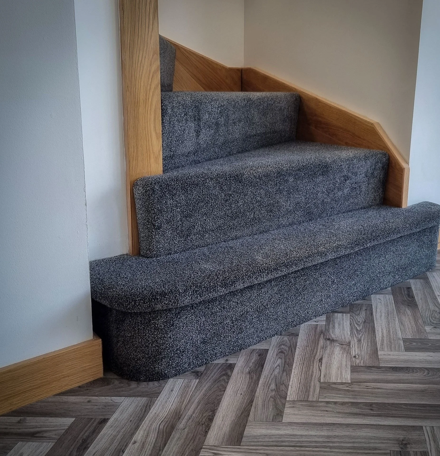 carpet-stairs-stiched-bullnose-curved-matwell-vinly-newbuild-Skye-3.jpg