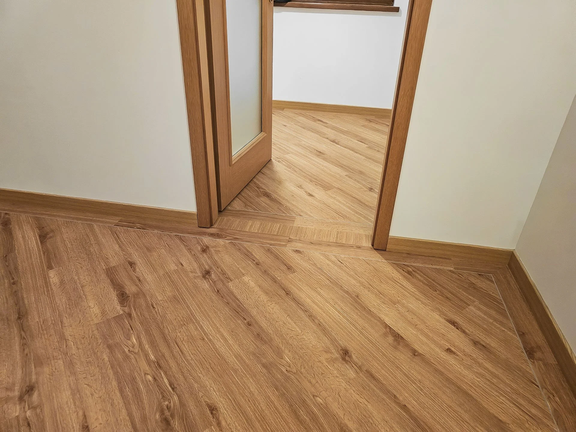warm-oak-lvt-45-border-design-skye-8.jpg