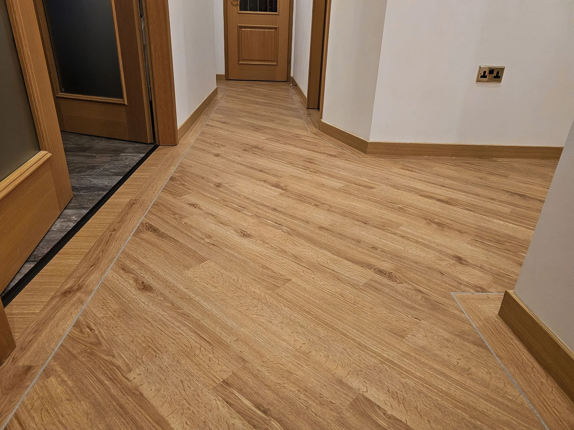 warm-oak-lvt-45-border-design-skye-5.jpg