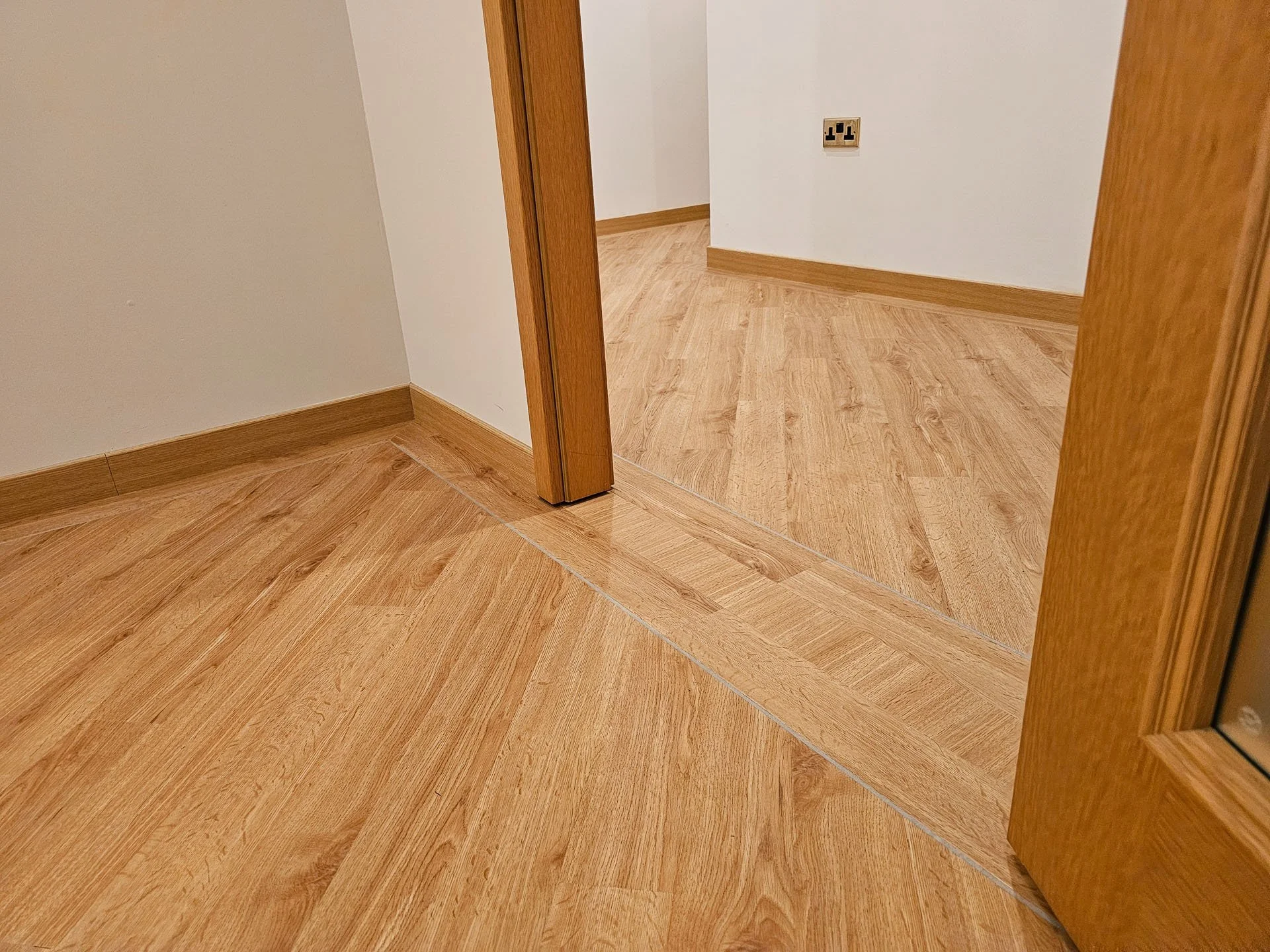 warm-oak-lvt-45-border-design-skye-6.jpg