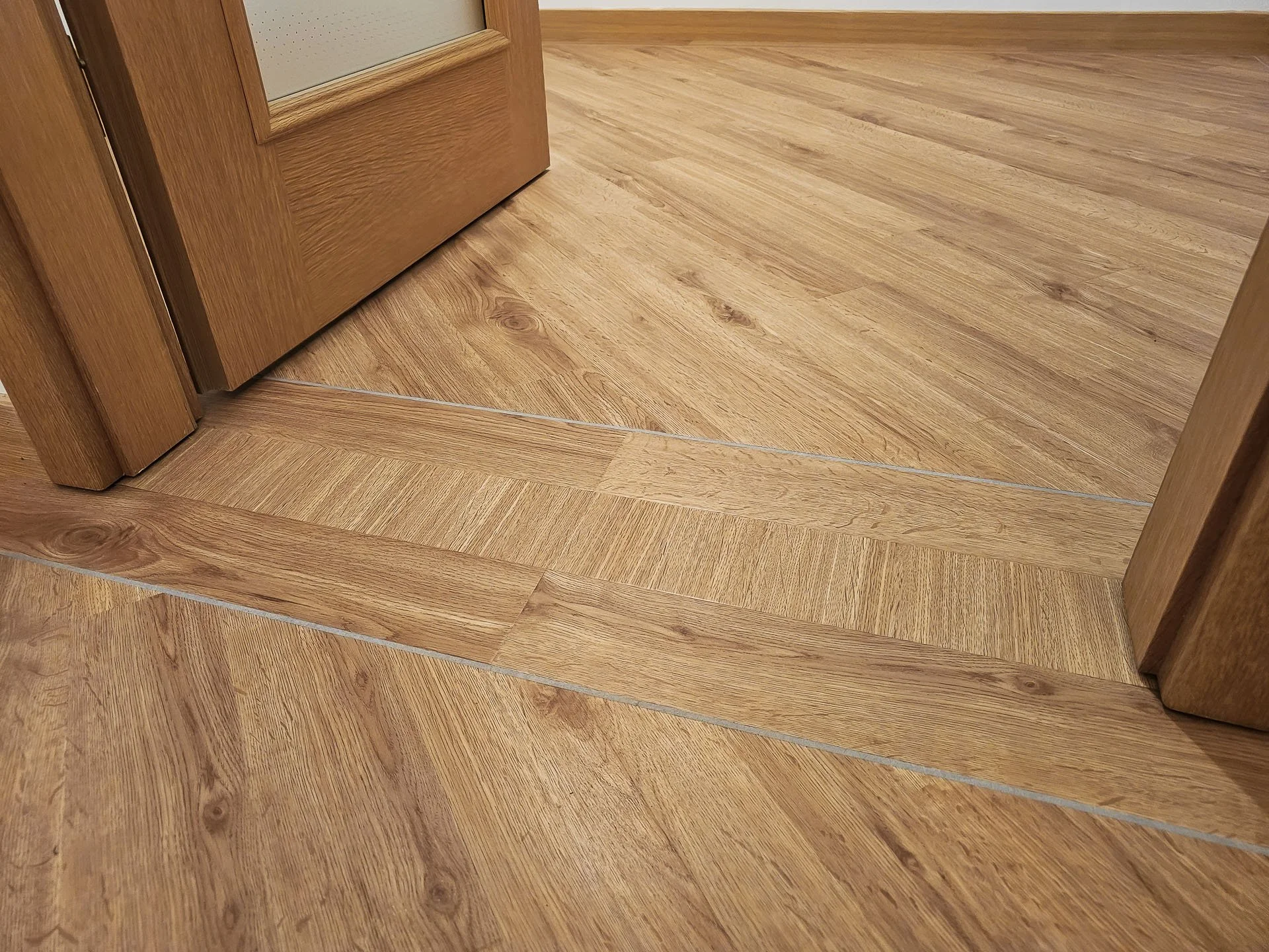 warm-oak-lvt-45-border-design-skye-7.jpg