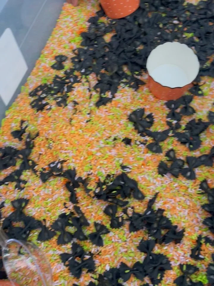 Exploring Halloween through color and texture! 🧡🖤 Kids are developing fine motor skills and imagination as they play in our bat-themed sensory bin.
#SensoryPlay #HalloweenActivities #PlayToLearn #BatsAndColors #SensoryLearning #SpookySeasonFun