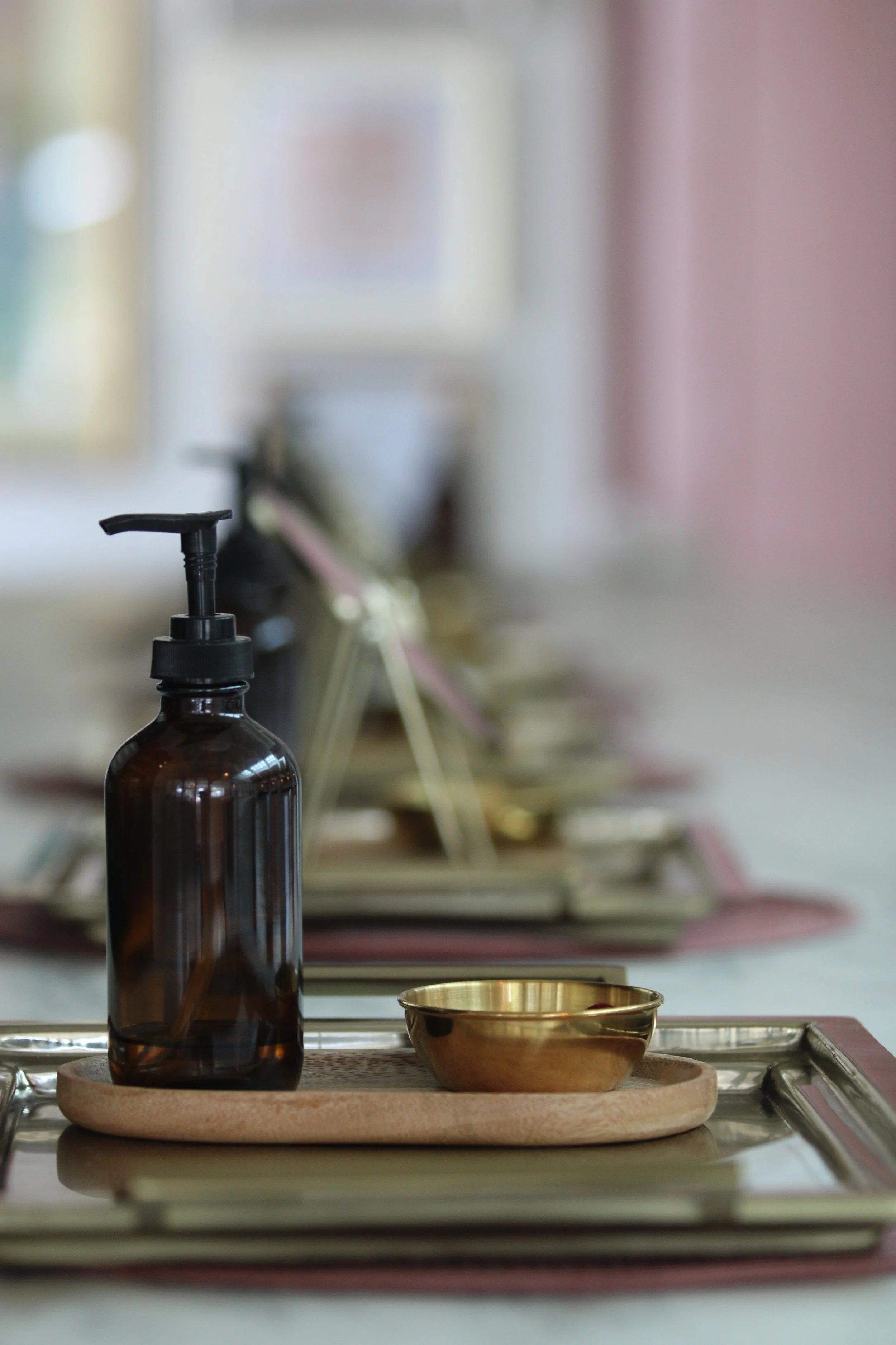 The facial bar in The Skinhouse is where you can get hands-on experience doing
your own “DIY Facial Flight” with the guidance of a Skintender.