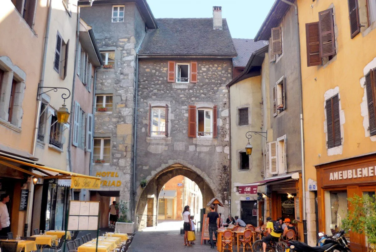 Porte-du-Sépulcre-Annecy-02-©-French-Moments.jpeg