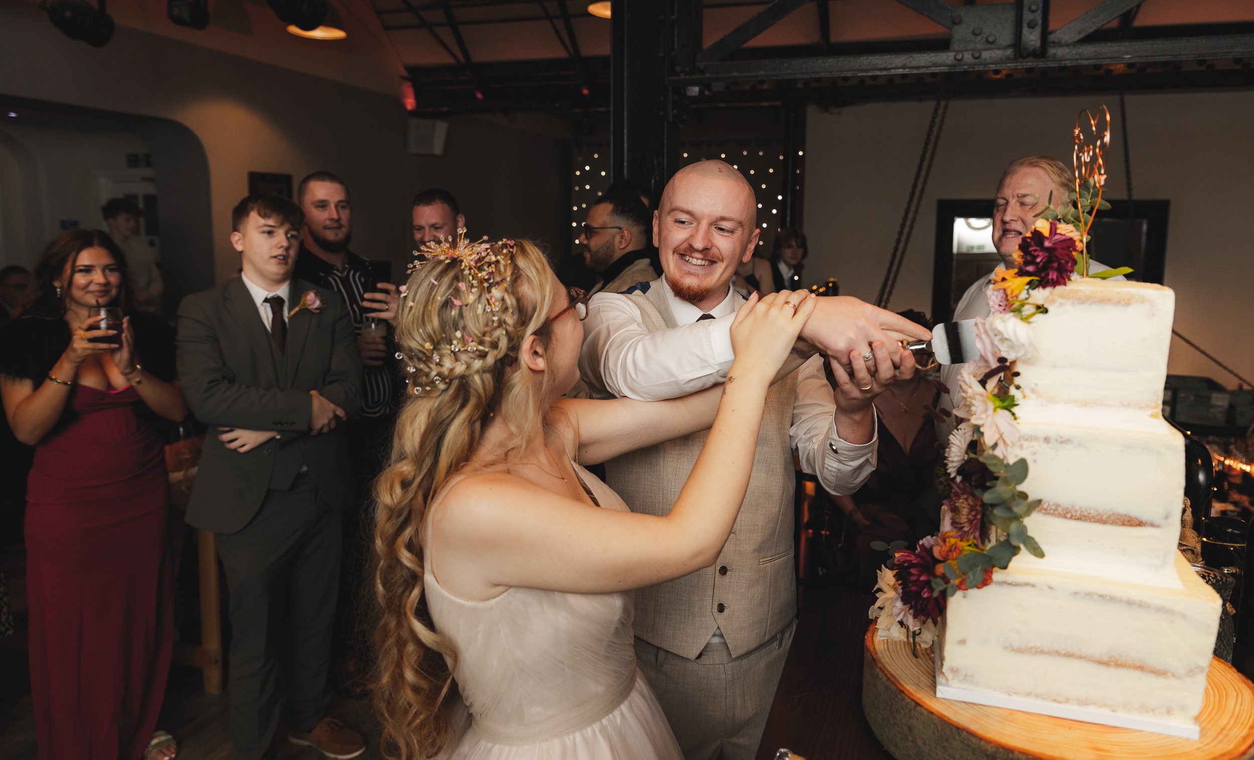 newly-married-couple-cutting-their-wedding-cake-leicestershire.jpg