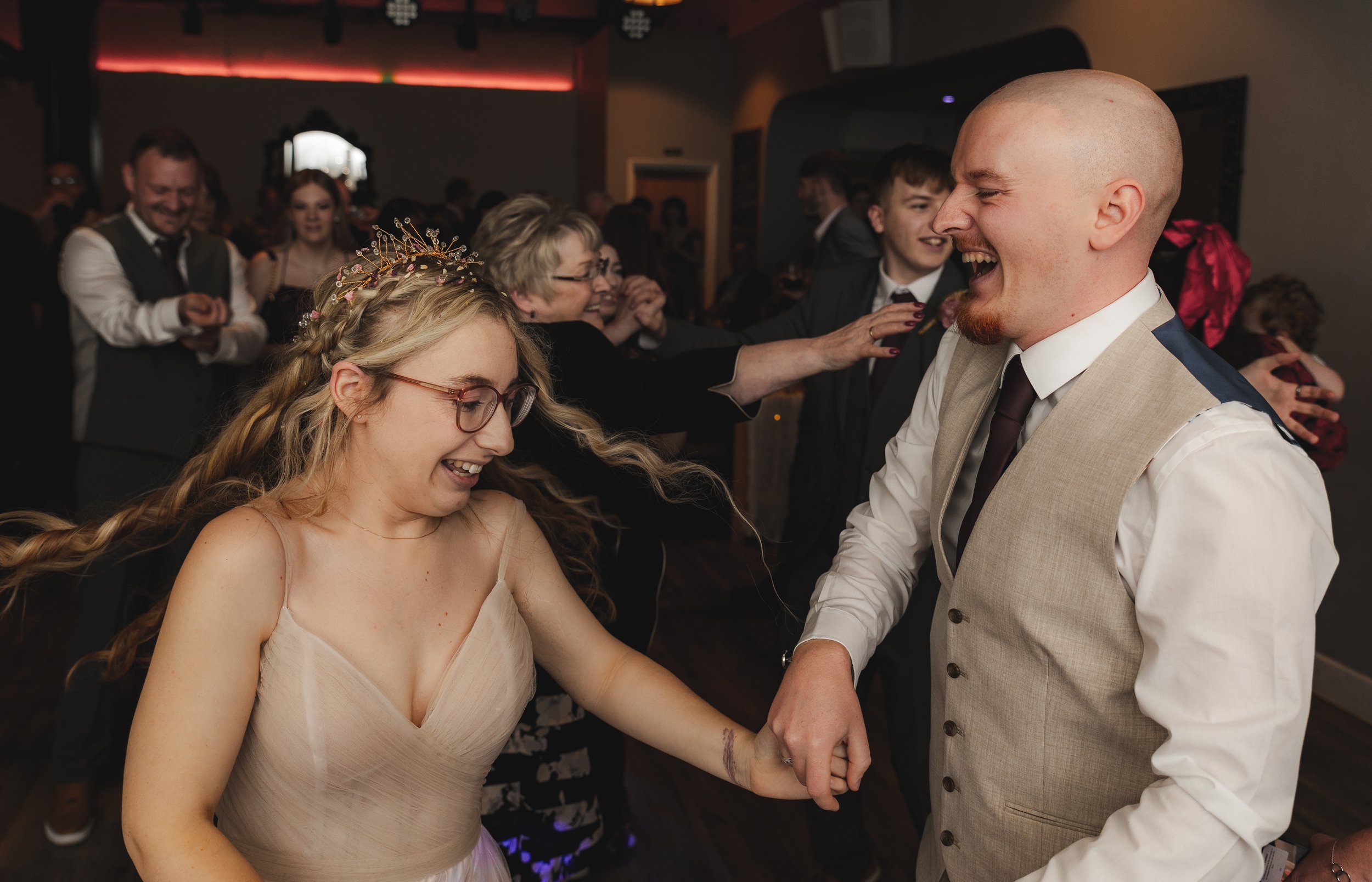 newly-married-couple-hitting-the-dancefloor-at-a-leicestershire-wedding.jpg