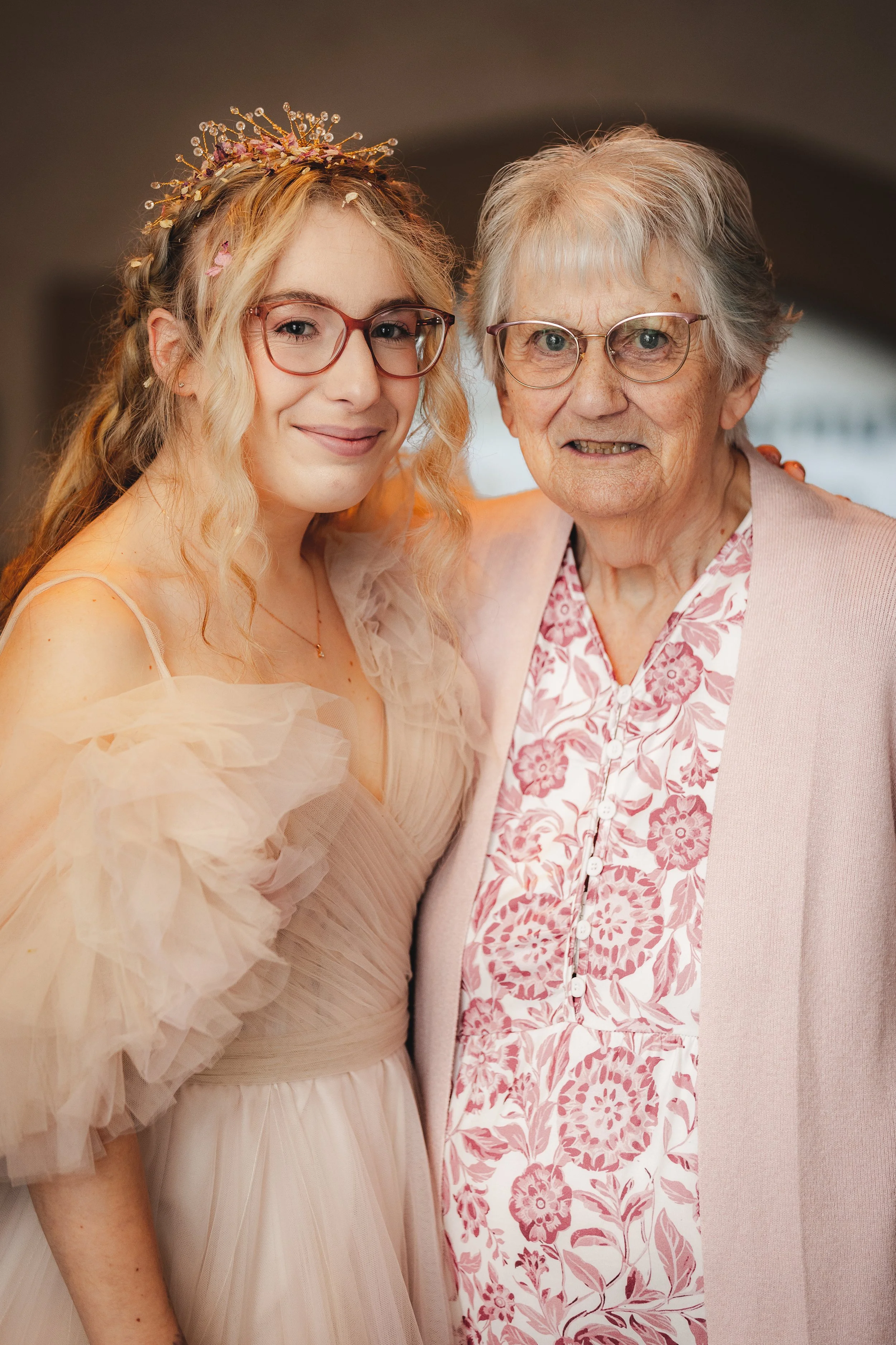 newly-married-bride-with-great-grandma-at-a-leicestershire-wedding.jpg