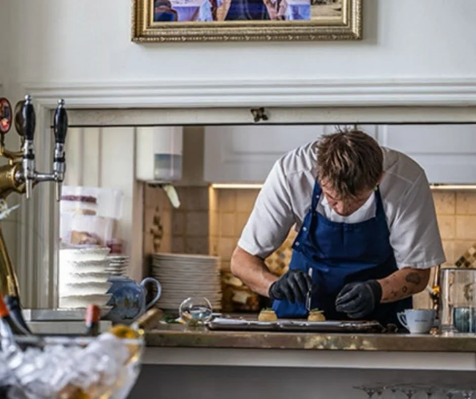 Vores dygtige kok Esben har sammensat en festlig nyt&aring;rsmenu ud af huset, s&aring; I kan nyde &aring;rets sidste aften med l&aelig;kker mad og i godt selskab, uden at skulle t&aelig;nke p&aring; k&oslash;kkenet.

Menuen best&aring;r af: 

Br&osl
