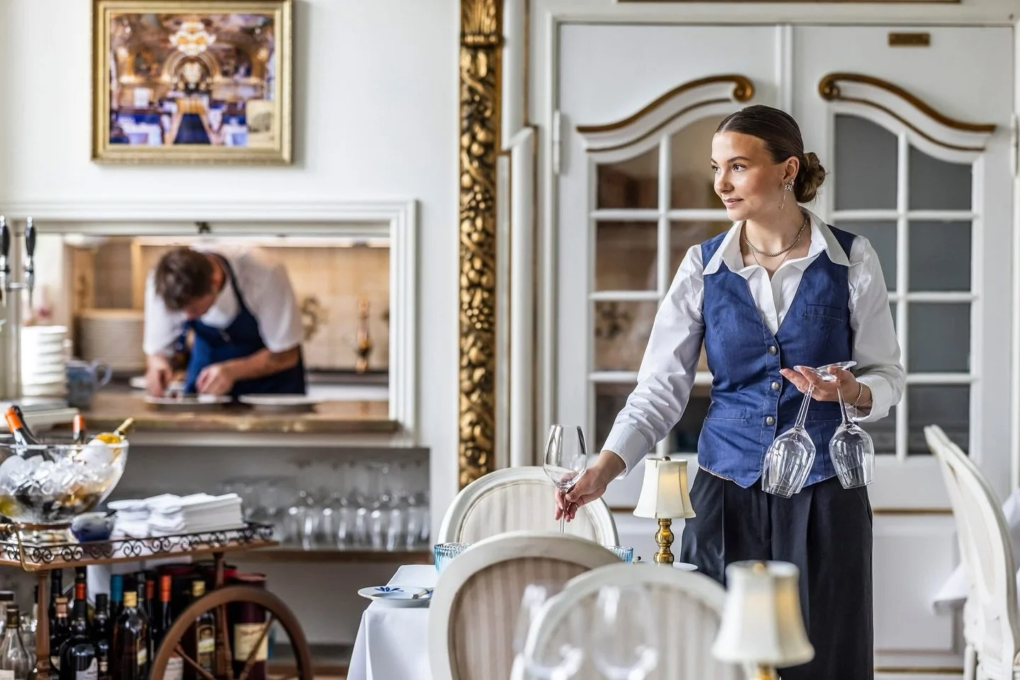 M&oslash;d Natasha😊

Natasha er en af vores dygtige og smilende tjenere, som altid s&oslash;rger for, at du f&aring;r den bedste oplevelse hos os. Hun har stor viden om b&aring;de vin og menuen og hj&aelig;lper gerne med at finde den helt rigtige vi