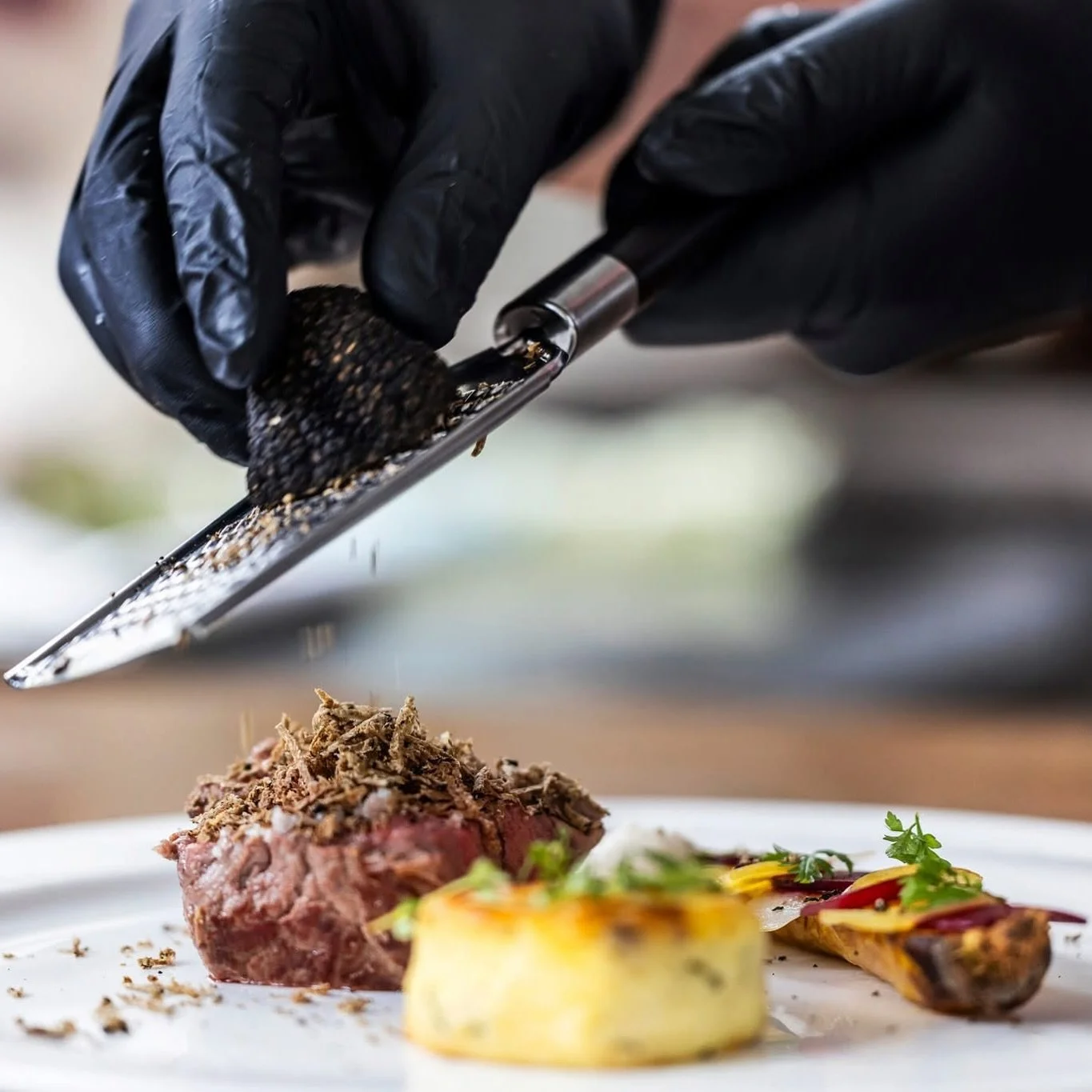 Nyt&aring;rsmenu ud af huset 🎉

Det nye &aring;r n&aelig;rmer sig, og vi har sammensat et nyt&aring;rsmenu ud af huset, der g&oslash;r aftenen b&aring;de nem og festlig🍾🥂🎉

Menuen best&aring;r af:

Hjemmebagt br&oslash;d med Det Bl&aring; Togs si