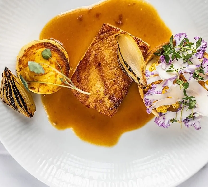 Julen er tid til hygge og gode smagsoplevelser. Vores kok har skabt en ny julemenu med s&aelig;sonens bedste r&aring;varer, som perfekt til en stemningsfuld aften hos os ☺️

Se menuen her: https://www.detblaatog.dk/saesonmenu 

og  Book dit bord og n